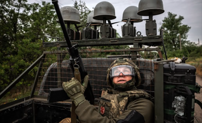 Relawan Ukraina mengamati langit untuk mencari drone musuh/Foto: Instagram ukraine.ua